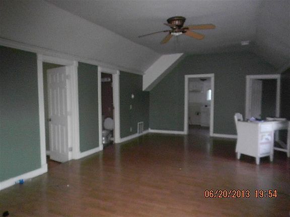 4th image of 121 W 1st St