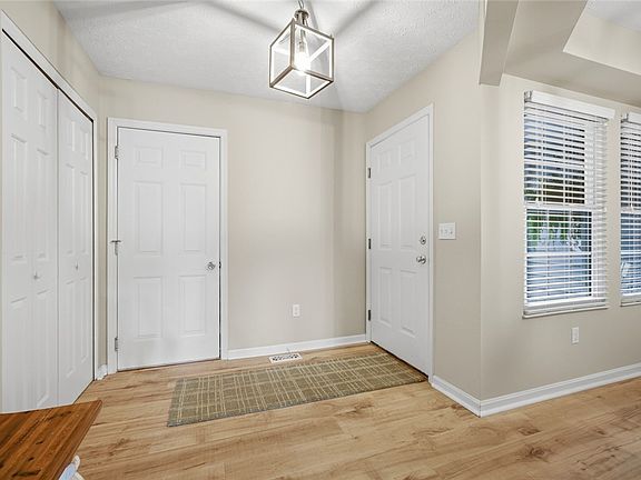 5th image of 298 Elmwood Dr
