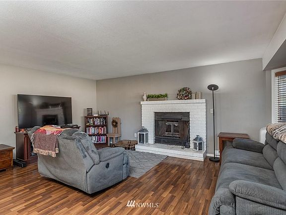 3rd image of 848 NW Hiyu Dr