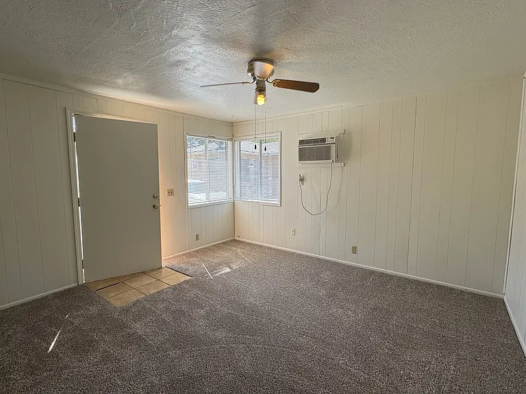 One Bedroom Apartment In Garden Acres Area — Photo 2