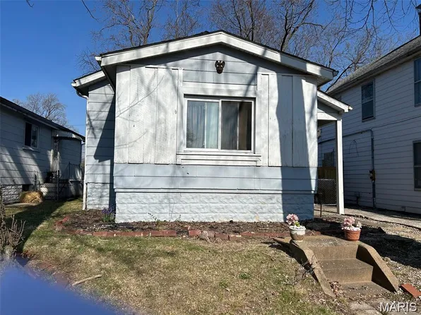 1715 Muren Blvd, Belleville, IL 62221