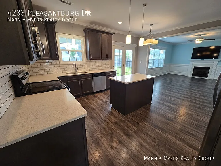 4233 Pleasantburg Dr — Photo 11