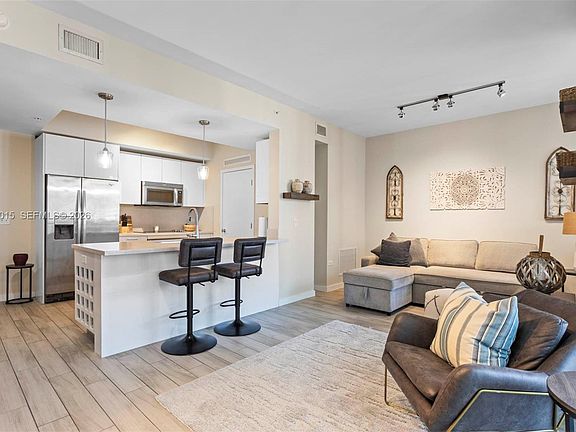 2nd image of 999 SW 1st Ave APT 2015