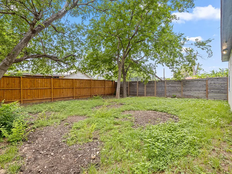 907 E 53rd St — Photo 33