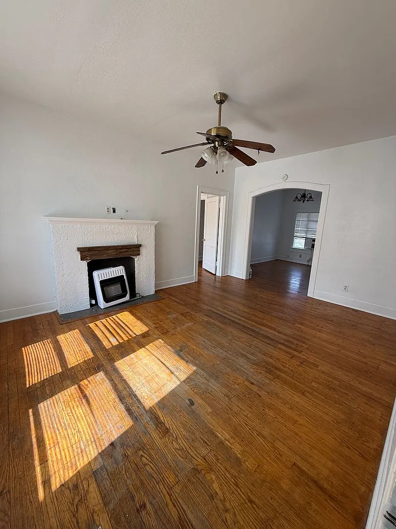 202 College St — Photo 1