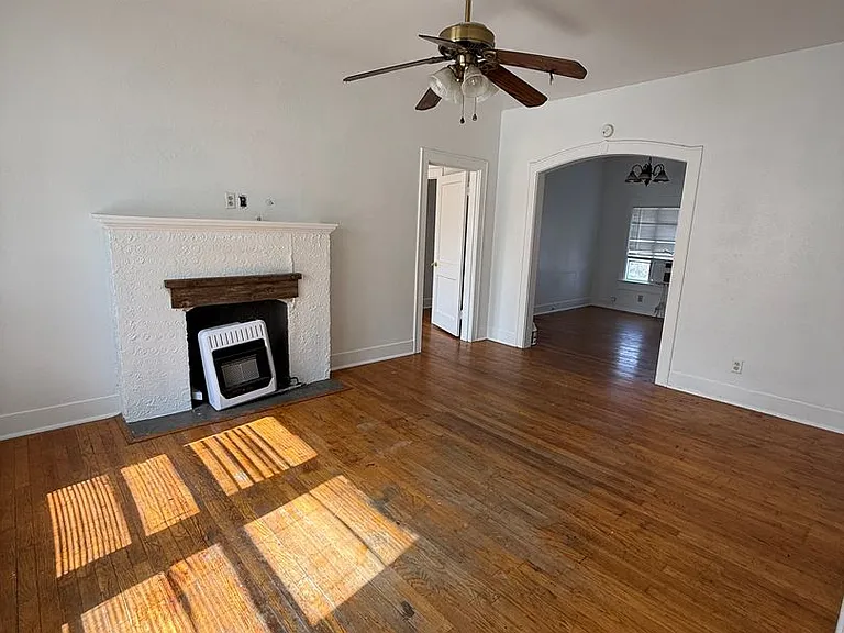 202 College St — Photo 14