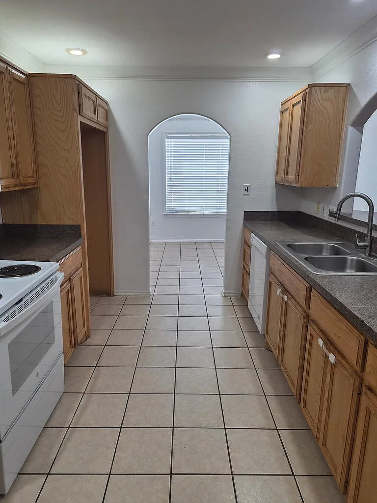 3 bed, 2.0 bath, 1663 sqft, $1,950 — Photo 2