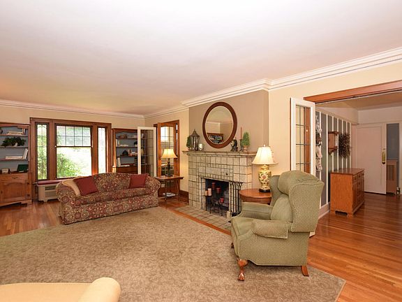 5th image of 2614 E Newton Ave