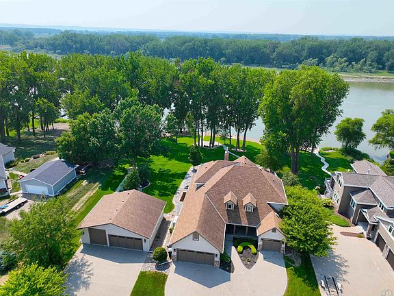 2nd image of 707 Lakeshore Dr