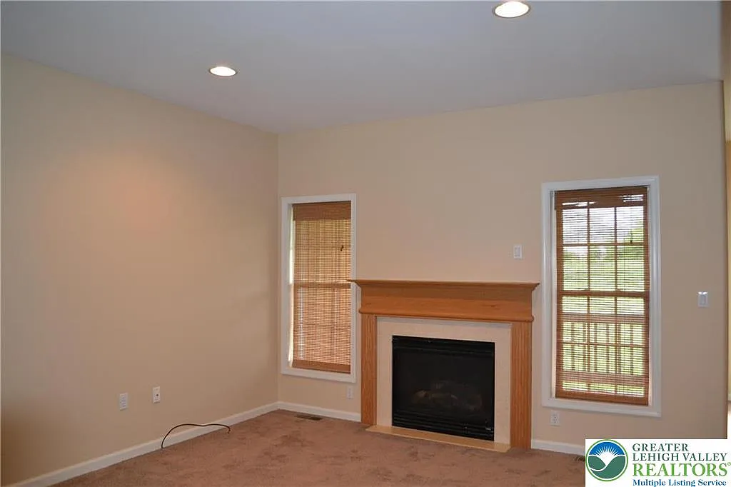 3 bed, 2.5 bath, 1716 sqft, $2,599 — Photo 4