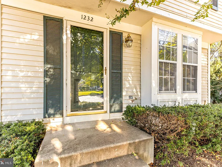 1232 Quaker Ridge Dr — Photo 3