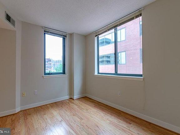 3rd image of 1050 N Taylor St APT 402