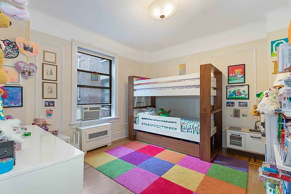 Sold by AAU Real Estate Advisors | media 17
