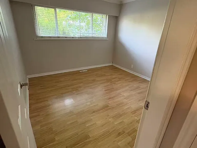 910 Robinson St #UPPER — Photo 7