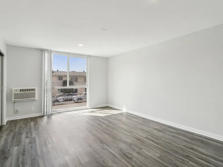 8375 Fountain Ave — Photo 20