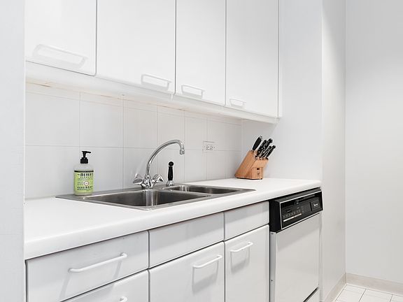 4th image of 146 W 57th St APT 44D