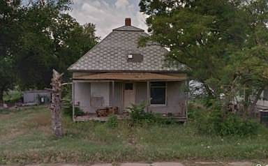 2nd image of 208 E Avenue A