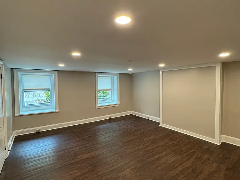 9 Washington Pl #BASEMENT — Photo 6