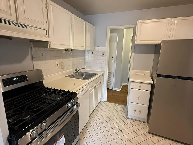 3100 S Manchester St #304 — Photo 6