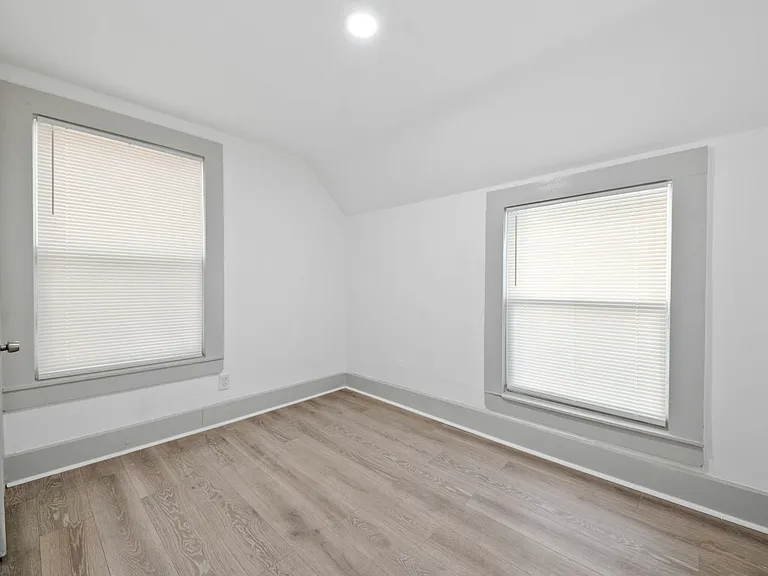 2069 W 81st St — Photo 19