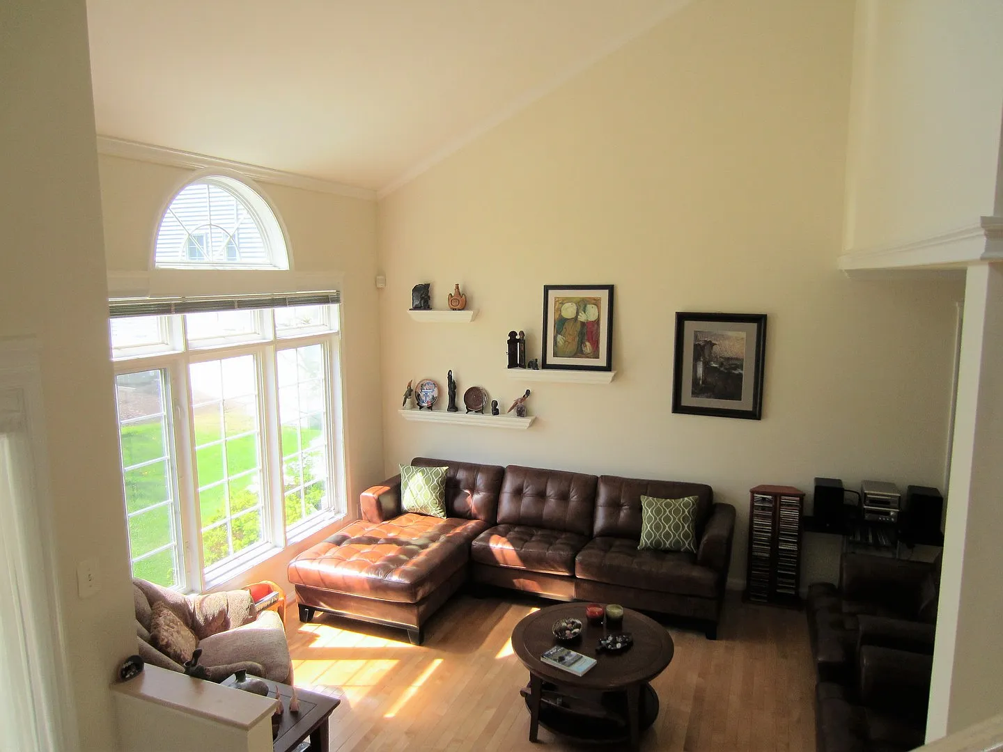 Beautifully kept 5 BR+ home office, 3.5 BA home. Attached garage. Top schools — Photo 4