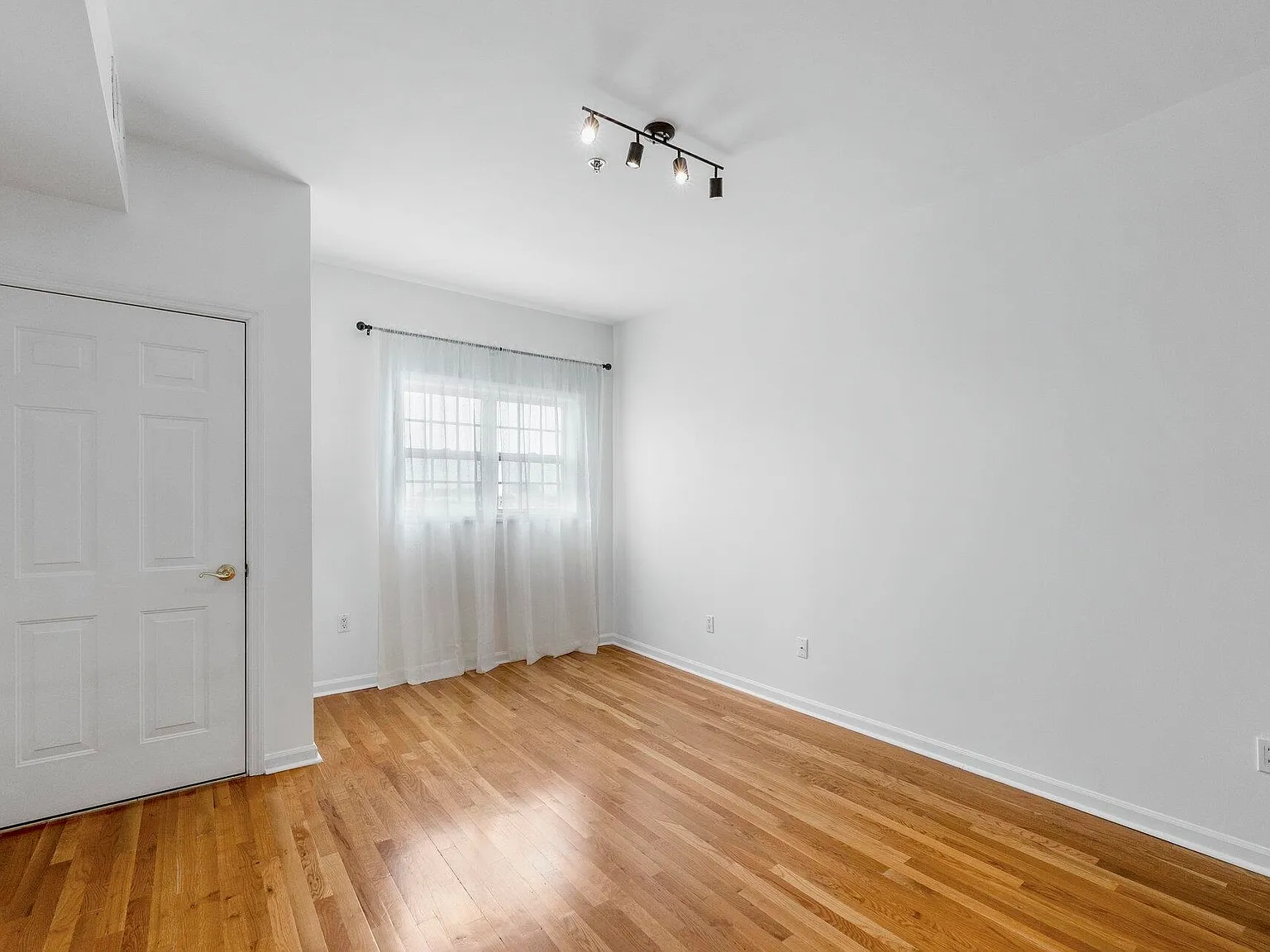 2 bed, 1.0 bath, 800 sqft, $2,700 — Photo 2