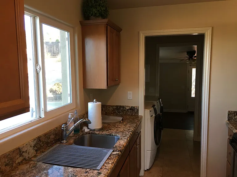 2401 W Victoria Dr — Photo 8