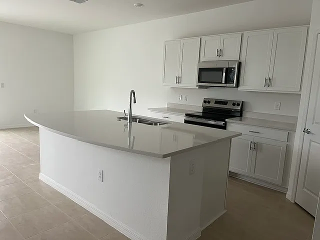 3 bed, 2.5 bath, 1558 sqft, $2,100 — Photo 3
