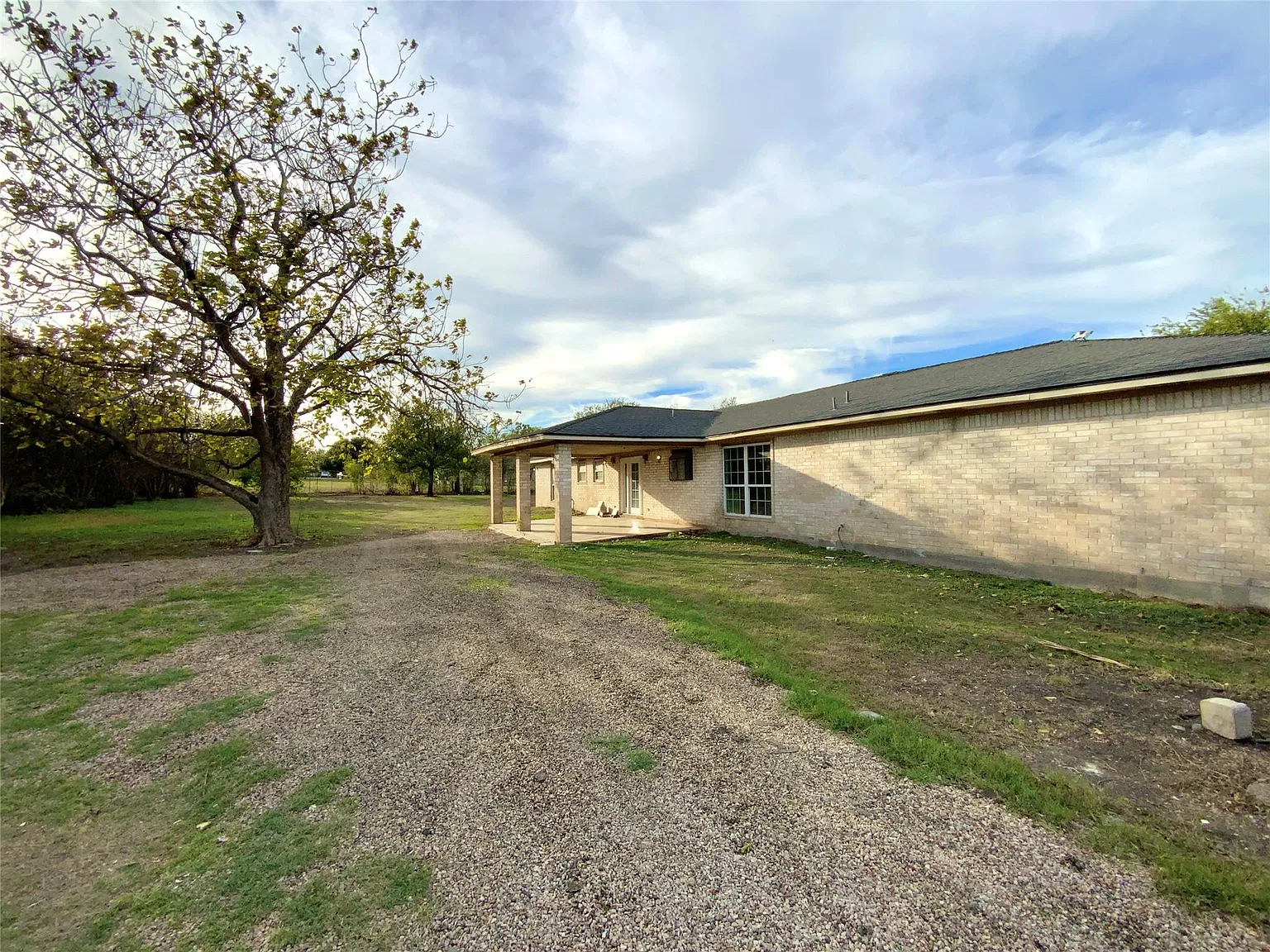 3 bed, 2.0 bath, 1815 sqft, $3,800 — Photo 2