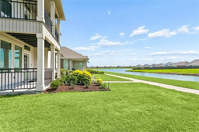 4 bed, 3.0 bath, 2484 sqft, $2,800 — Photo 2