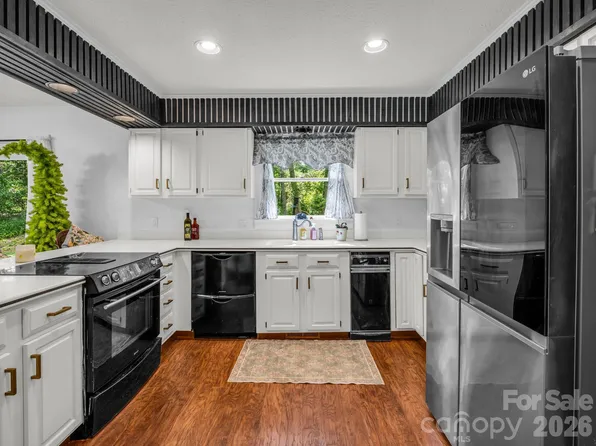 213 Raintree Dr, Hendersonville, NC 28791