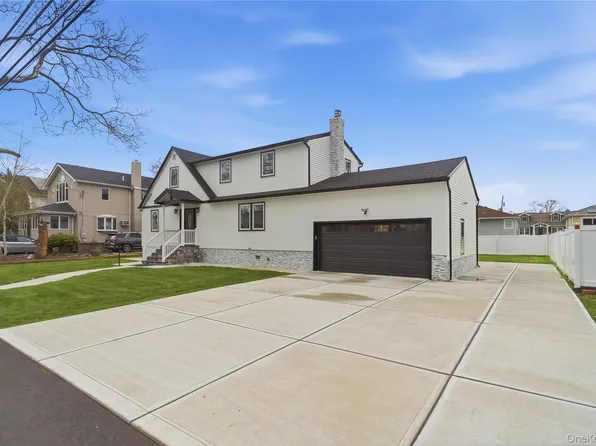 219 Granada Parkway, Lindenhurst, NY 11757