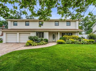 10 Clemson Ln, Woodbury, NY 11797