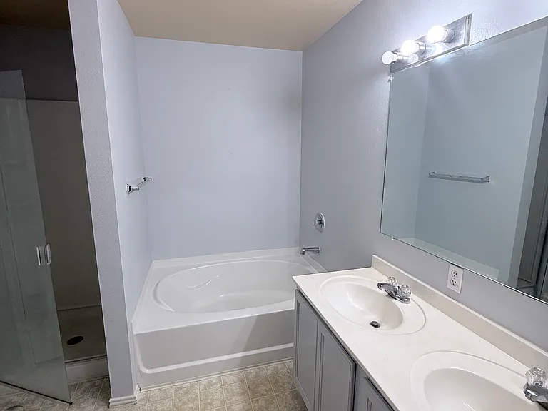 3008 Meadow Bluff Dr — Photo 9