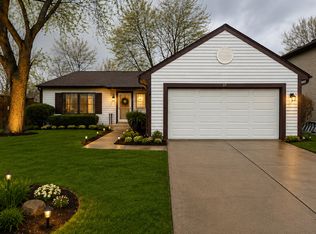 208 Albert Dr, Vernon Hills, IL 60061