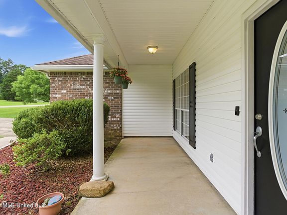 4th image of 15 Katherine Ave