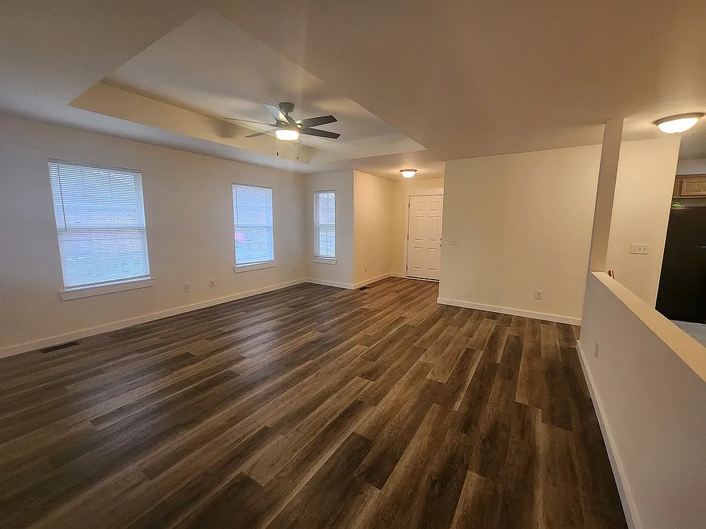 4 bed, 2432 sqft, $1,800 — Photo 2