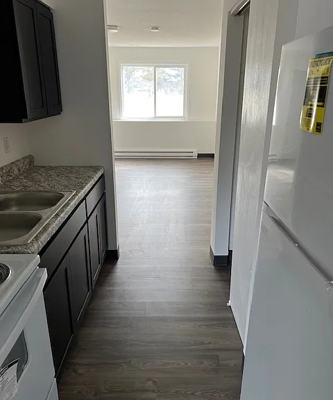 438 Martin Rd E — Photo 2