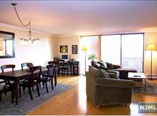 18 Massa Ln APT C1, Edgewater, NJ 07020