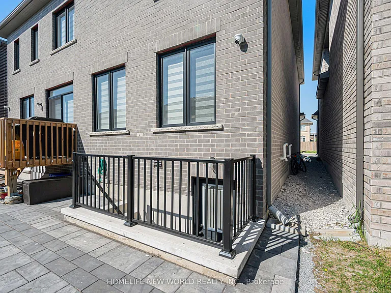 80 Weslock Cres — Photo 24