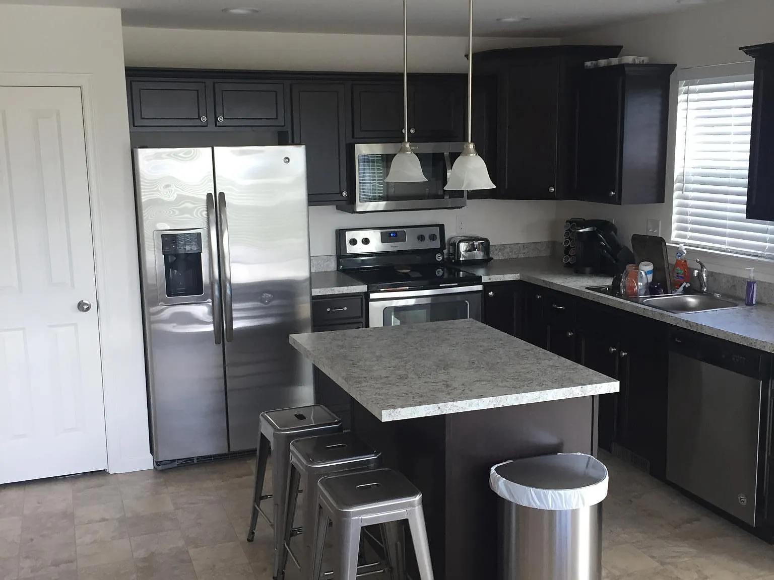 3 bed, 2.5 bath, 2358 sqft, $2,200 — Photo 3
