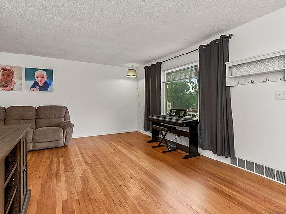 3rd image of 903 NE 67th Pl
