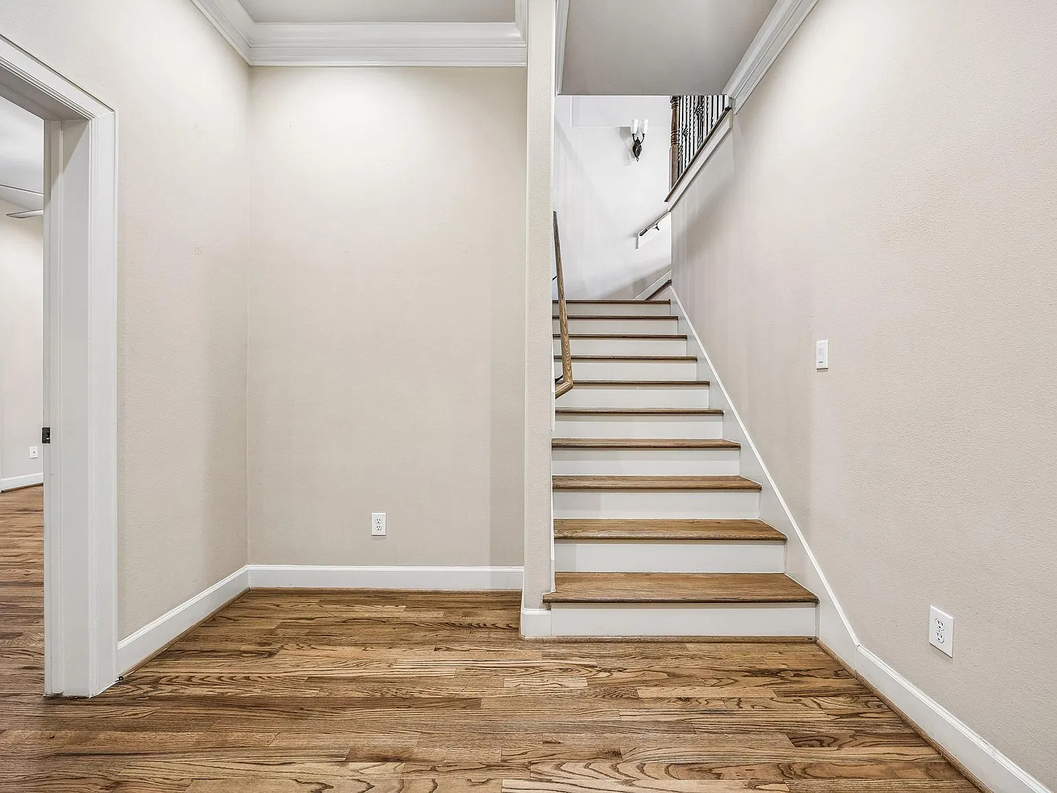 3 bed, 3.5 bath, 2503 sqft, $3,700 — Photo 2