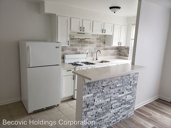 2nd image of 929 N Main St #510