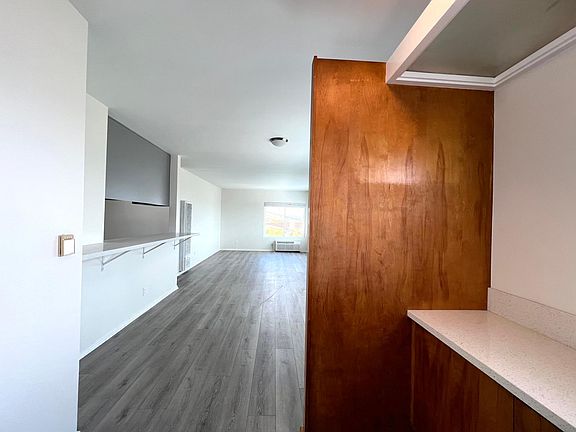 4th image of 994 Everett St APT 8