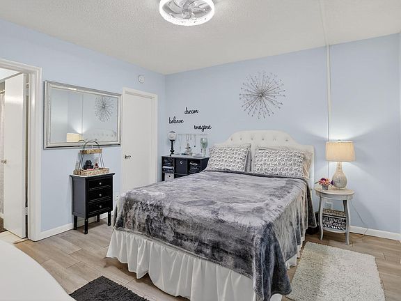 4th image of 2424 SE 17th Street #208b