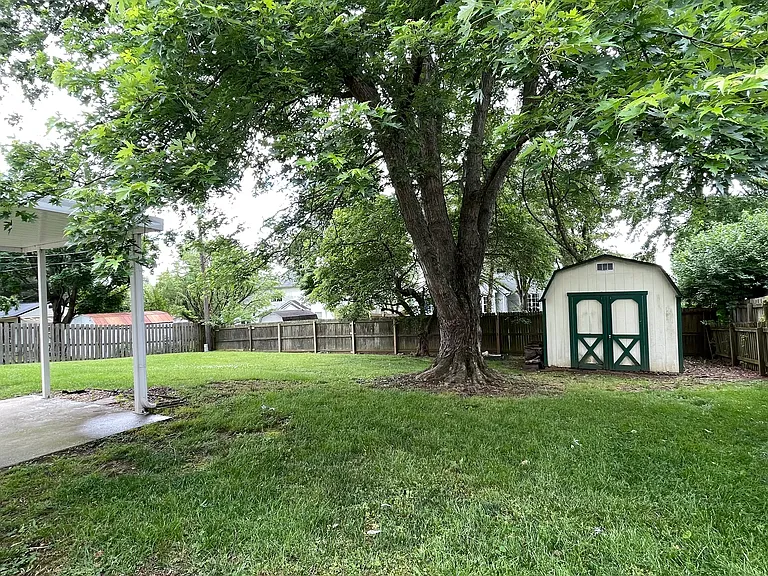 209 Hutchins Dr — Photo 24