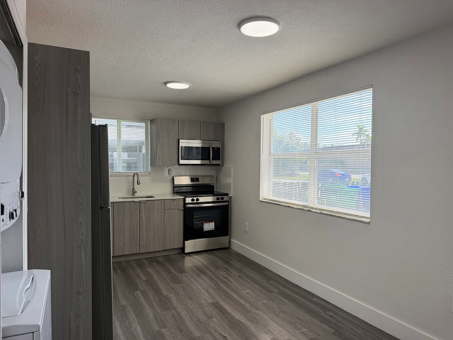 3 bed, 2.0 bath, 1060 sqft, $3,000 — Photo 4