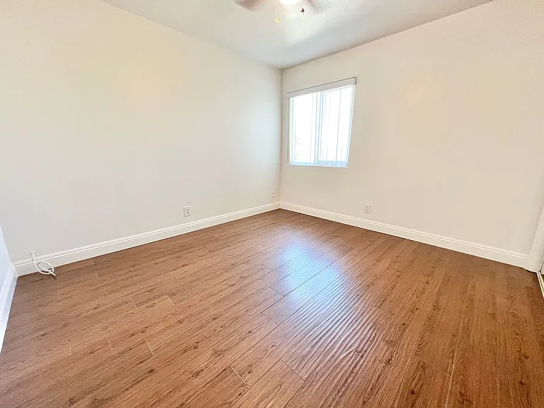 Newly Remodeled Lower Level 2 Bedroom 2 Bathroom Spacious Unit — Photo 7