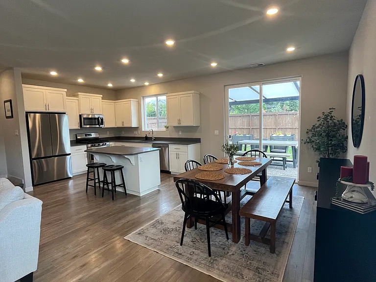 8715 SW Mohegan Ln — Photo 5